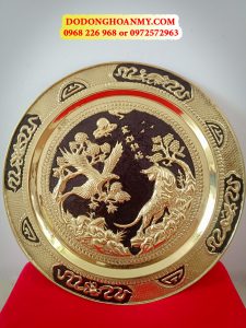 Uy tín – Chất lượng
 	Siêu bền siêu đẹp theo thời gian
 	Nguyên liệu đồng cao cấp
 	Chạm khắc thủ công – tinh xảo
 	Kích thước : Rộng 52cm . Nặng 1,2kg
 	Luôn có ưu đãi cho khách hàng
 	Tư vấn 24/7
 	Free ship toàn quốc