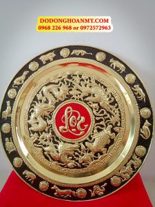 Uy tín – Chất lượng
 	Siêu bền siêu đẹp theo thời gian
 	Nguyên liệu đồng cao cấp
 	Chạm khắc thủ công – tinh xảo
 	Kích thước : Rộng 52cm . Nặng 1,2kg
 	Luôn có ưu đãi cho khách hàng
 	Tư vấn 24/7
 	Free ship toàn quốc