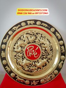 Uy tín – Chất lượng
 	Siêu bền siêu đẹp theo thời gian
 	Nguyên liệu đồng cao cấp
 	Chạm khắc thủ công – tinh xảo
 	Kích thước : Rộng 52cm . Nặng 1,2kg
 	Luôn có ưu đãi cho khách hàng
 	Tư vấn 24/7
 	Free ship toàn quốc